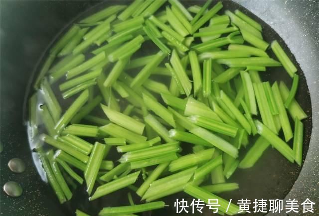 芹菜|炒芹菜，芹菜别直接下锅炒，多做这一步，颜色翠绿入味，肉丝香嫩