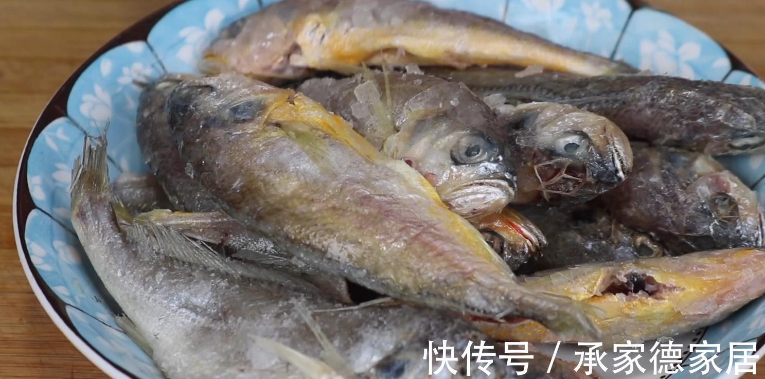 炸鱼用淀粉还是面粉,大厨教你正确做法,难怪饭店的那么酥脆好吃