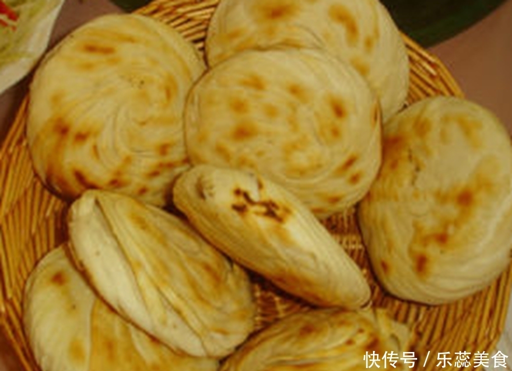 烙饼和面时,一定别直接加水,多加“1步”,又软香又出层