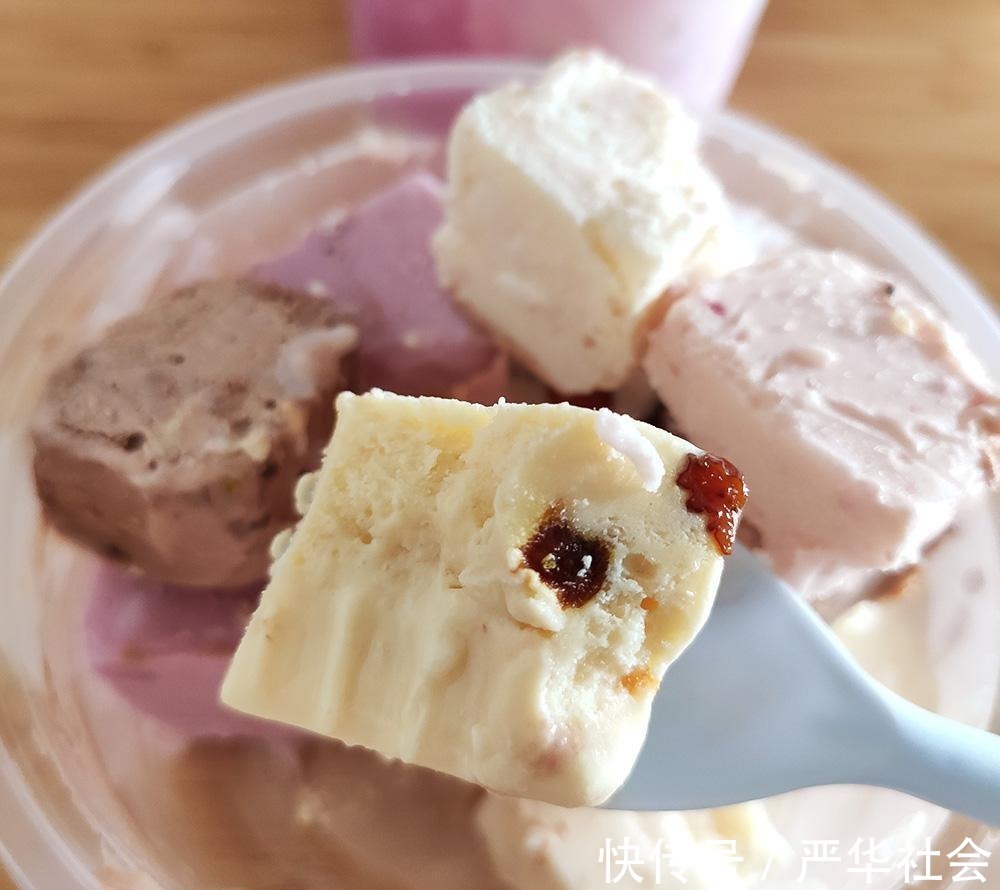 一个个口味丰富的小方块不是冰淇淋,而是清凉爽口的厚切酸奶