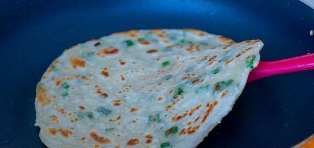 葱花饼这样做,不需要烫面照样柔软,1分钟出锅,放凉也不发硬!