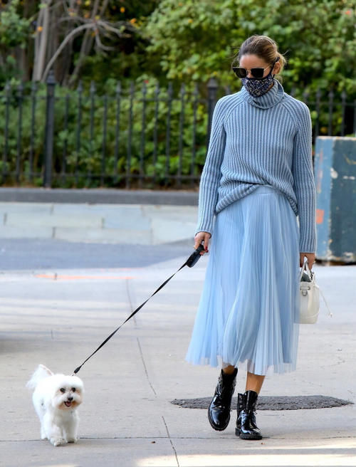 百褶裙怎么搭配才好看？配毛衣优雅，配卫衣帅气，都好潮
