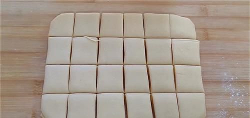 2.不要做得太大了，外边酥得直掉渣，吃着更香甜，真过瘾