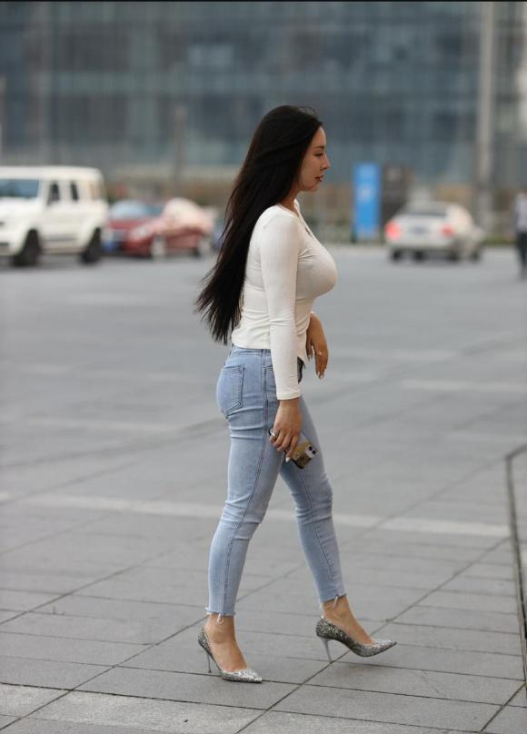 气质|简单大方的美,白色打底衫配修身牛仔裤,轻熟好看又显优雅气质