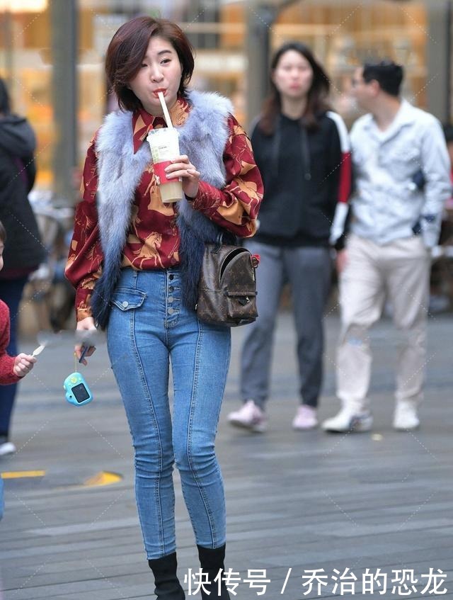 阿成|花衬衫搭配高腰金属扣牛仔裤，帅气休闲，时髦感十足