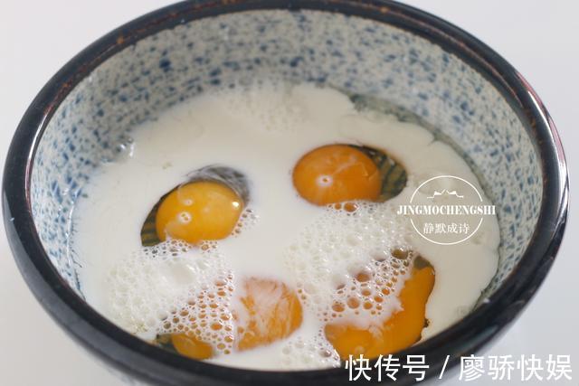 炒鸡蛋加牛奶没错,炒出来又滑又嫩,一不小心就光盘