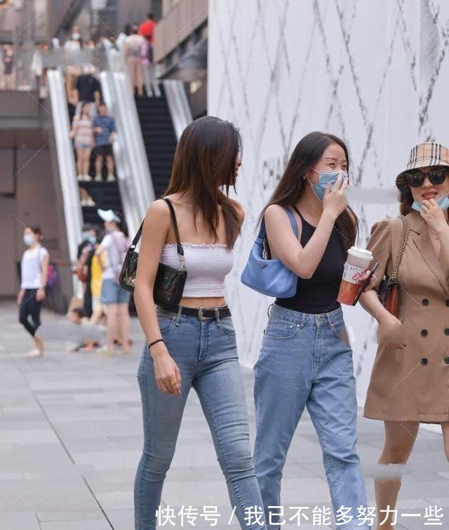 腿型 一样的牛仔裤,紧身款与阔腿款风格不同,一个休闲一个性感!