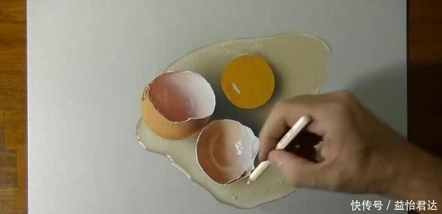 大叔用彩铅画煎蛋,太逼真被质疑造假,晒出视频后,专家安静了