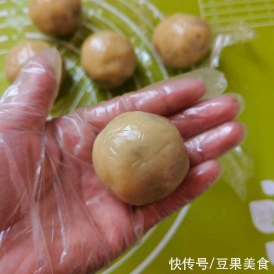 中筋面粉|厨娘教你一招巧做广式五仁月饼～螃蟹造型