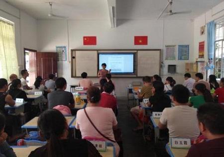 父母最好别穿着这样去开家长会,会让孩子觉得很难堪