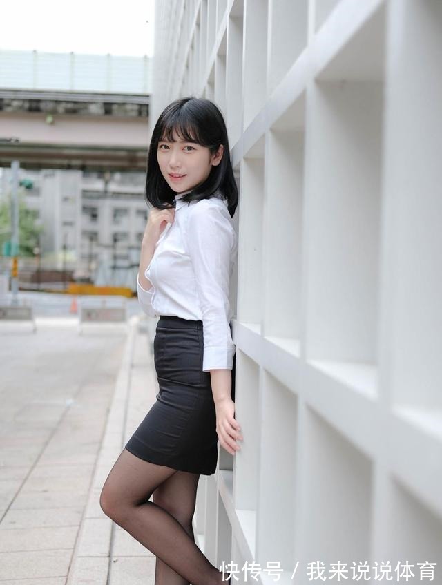 短裙 经典的白色衬衫，搭配高腰的黑色短裙，经典的黑白搭配简约时尚！