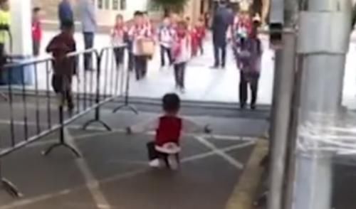 骑士|心碎现场!弟弟校门口骑士跪迎姐姐却被忽略,家长:姐姐太害羞