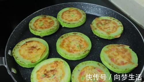 梅姐|西葫芦别炒着吃了,试试这样做,清淡营养,我家孩子一口气吃5个
