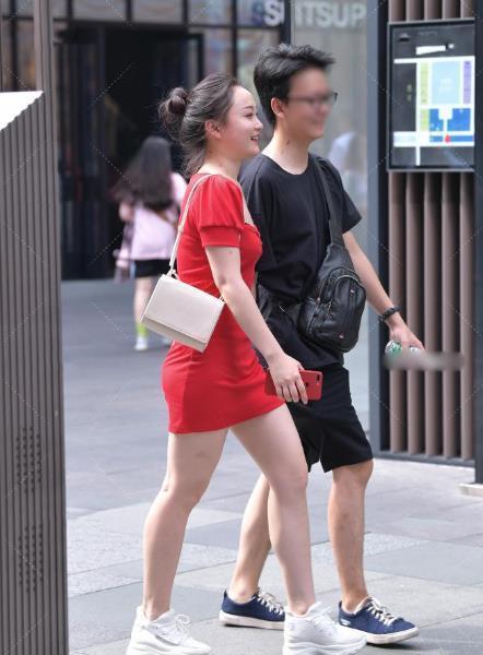 人带来一|艳红色的短款裙,优雅又能穿出清凉感,还能个人带来青春洋溢的气质