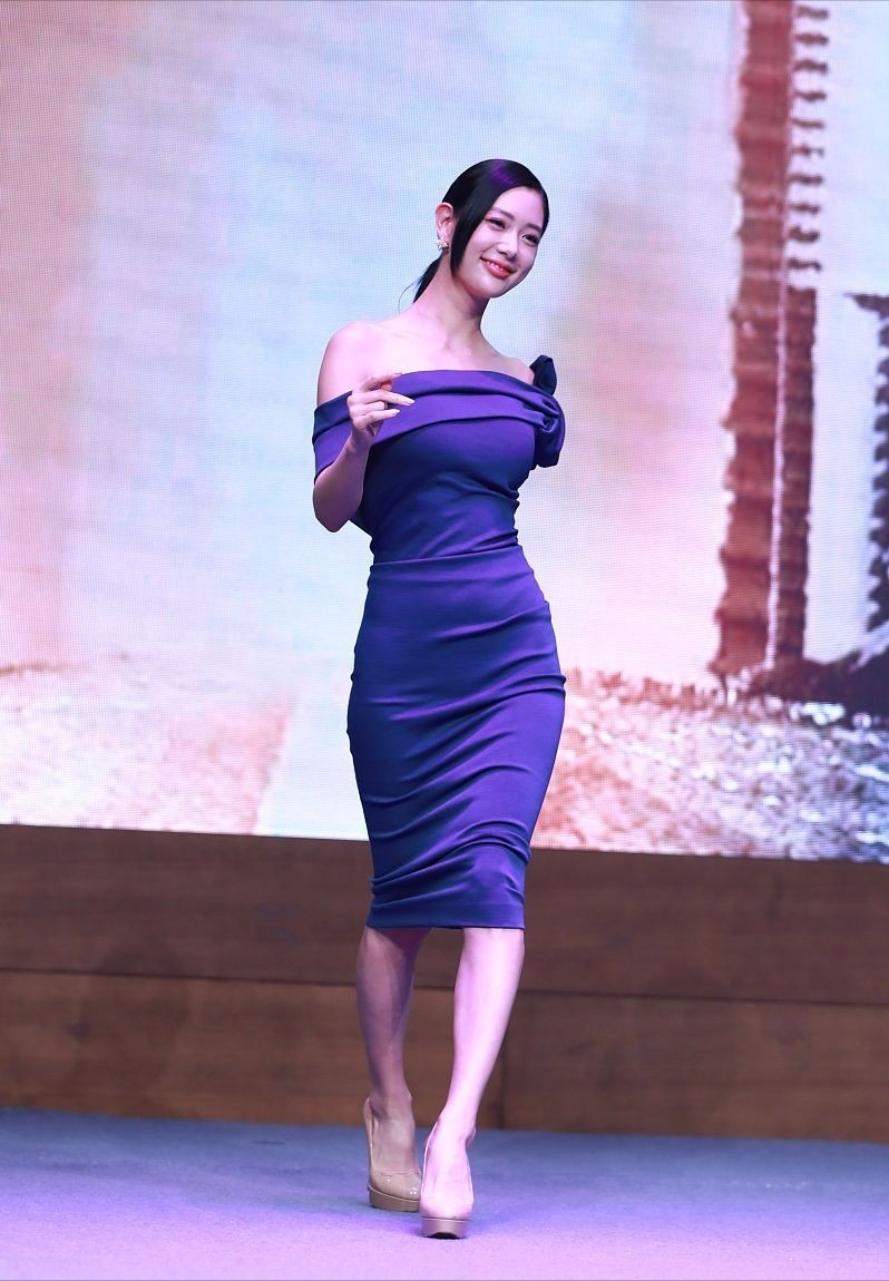 s型曲线|克拉拉好身材真没浪费, 实力展现S型曲线, 礼服裙穿得很自如