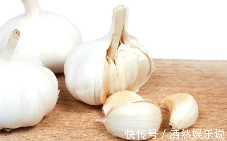 肠胃|大蒜和加它这样吃,养生效果会翻倍,养肝护胃,血脂也悄悄降下来