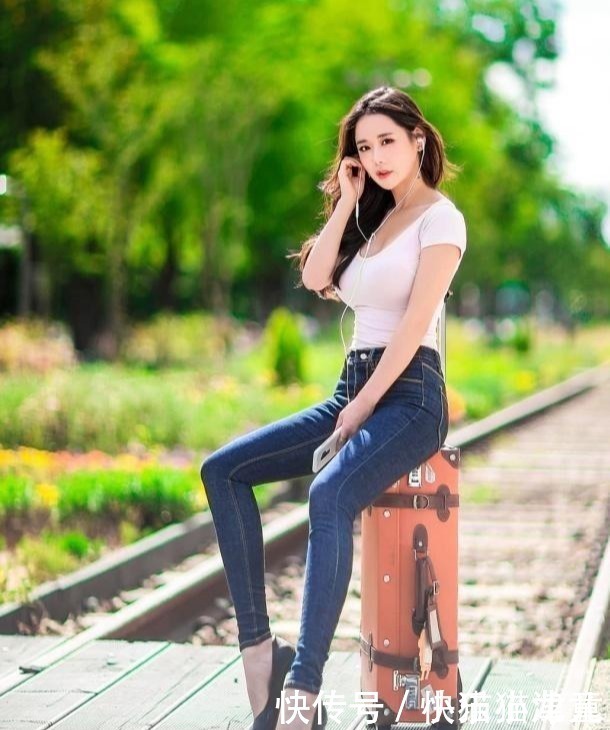 穿搭牛仔裤独特优雅,充满了美丽的曲线,特别迷人