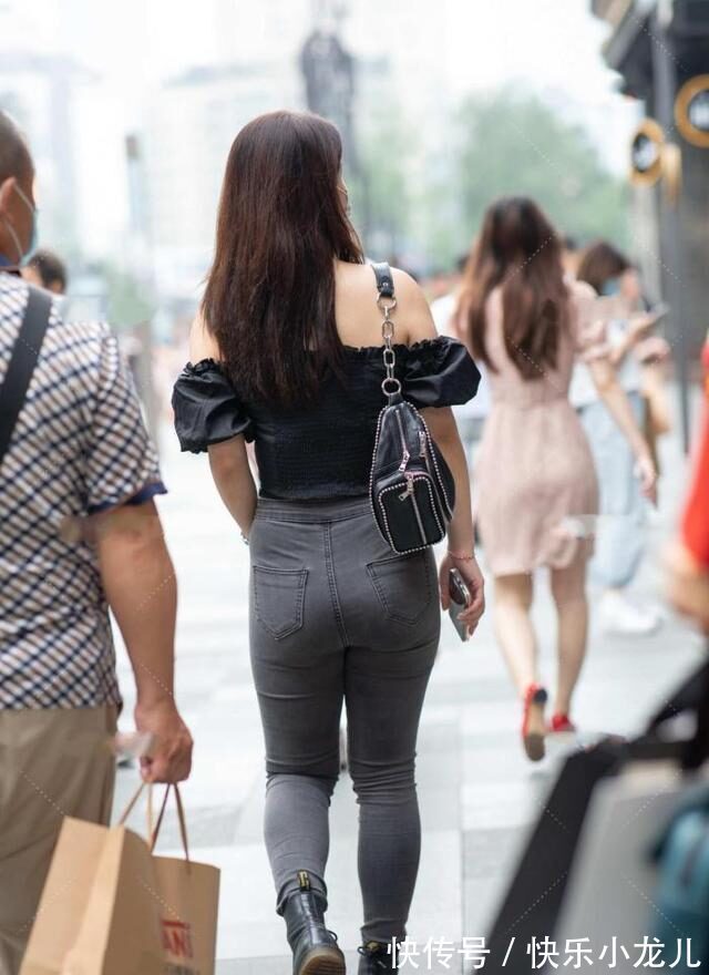 荷叶领 短款一字肩,宽松的袖口设计,更显肩颈优势,极具时尚气息