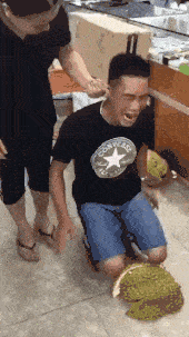 |搞笑GIF段子:美女,小心被洞里的水冲湿了衣服,这样做很危险的