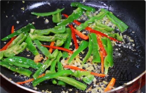 腐竹淋入1个鸡蛋，没想到这么好吃，无需油炸，美味又下饭！