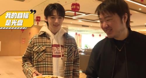 宋亚轩广电食堂吃自助餐，吃肉怕浪费，拿了两个大馒头：山东人最爱