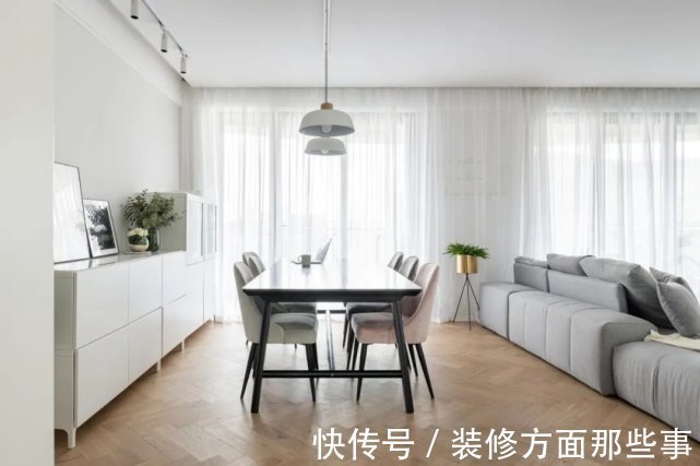 私密性|110平现代风三居室,全屋以白色为基调阳光透进来,非常惬意