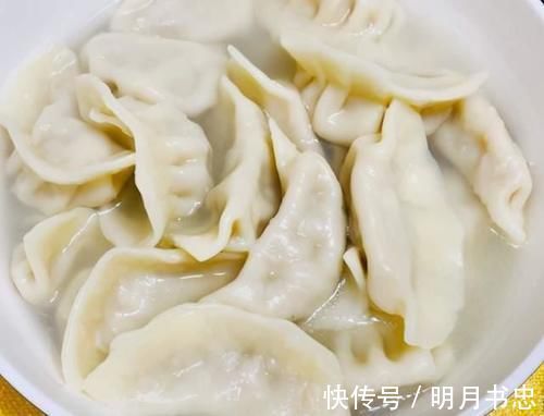 拌白菜猪肉馅时，有人放油有人焯水，教你1招，饺子馅香更饱满