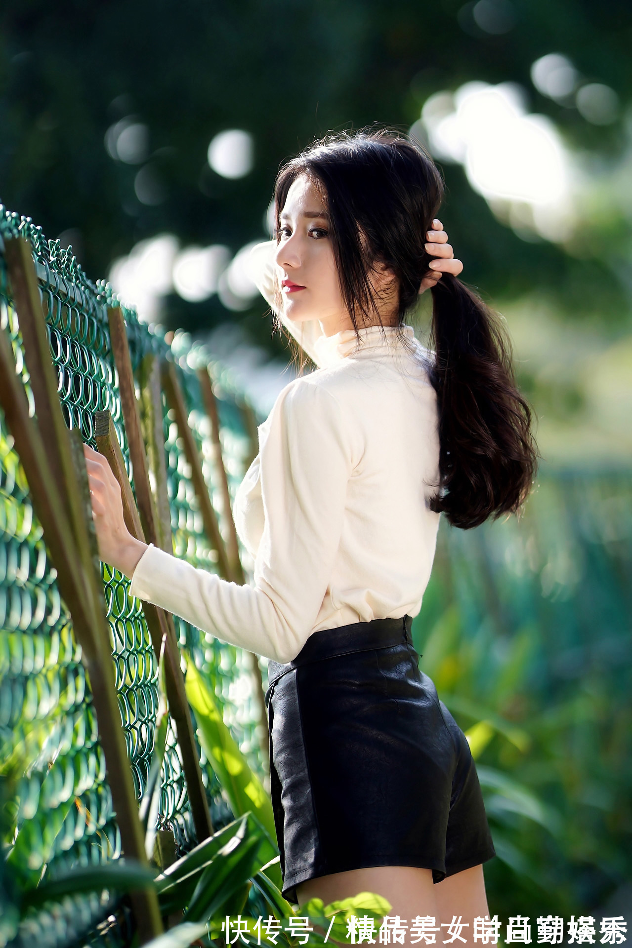 小姐姐 黑色皮裤裙性感时尚,上搭一件简约的米白色针织衫,经久耐看