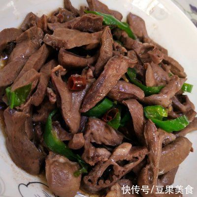 餐桌上的保留项目辣炒猪心,隔段时间就做一次