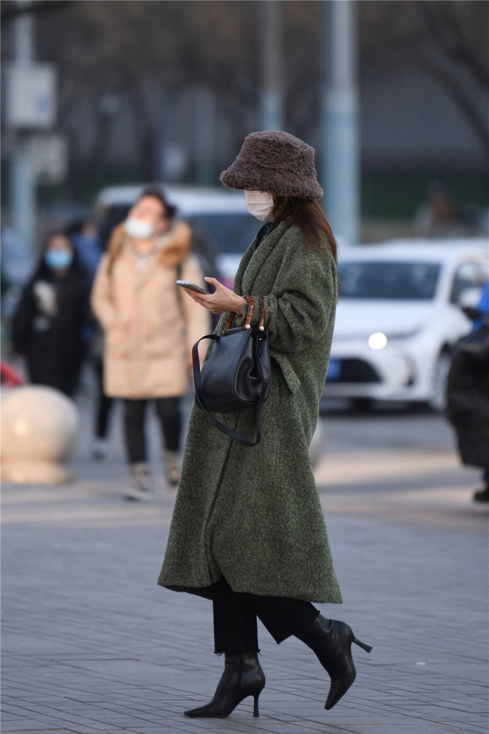  街拍：喜欢高跟短靴的姑娘很多，尖头细跟款式更受青睐，增高显瘦有气质