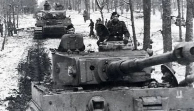 二战|二战最会“装死”的士兵,挂教堂上逃过死亡,结果挂了75年没下来