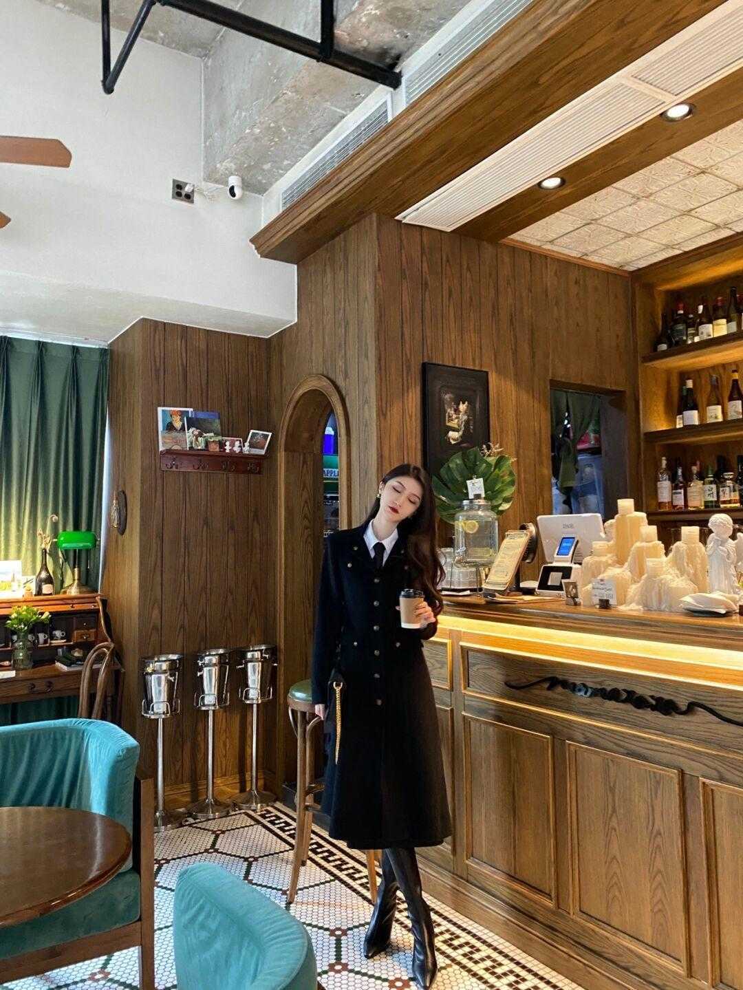 风格 天冷了,穿一件黑色大衣百搭不挑人,还能提升气质又温暖显瘦