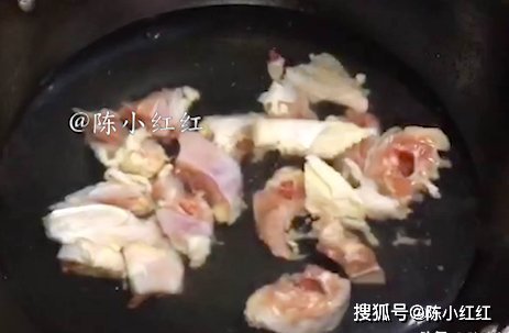 乱炖鸡肉炖萝卜，香辣过瘾，配上米饭吃超级的下饭，全家人都爱吃