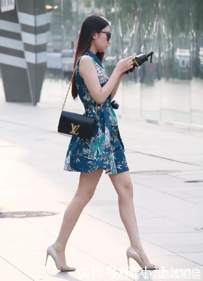 高跟鞋|小姐姐搭配上一双小防水台的高跟鞋,让她身上充满着韵味