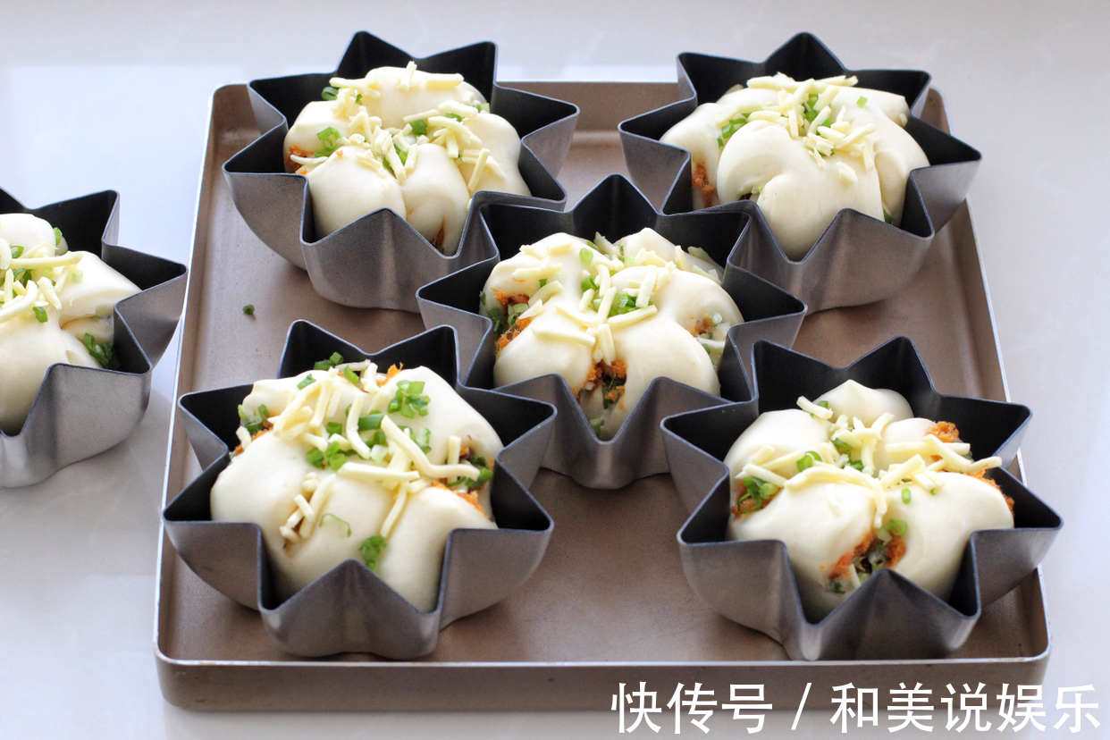 吃腻了甜面包换个口味，加点葱花和肉松，还没出炉就已经香飘满屋