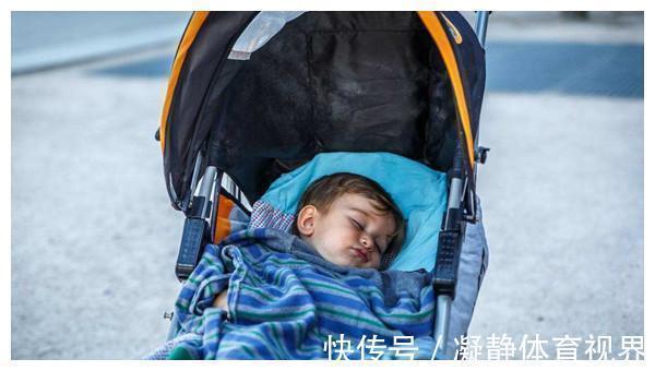 小宝宝|这个月龄的宝宝最好别坐婴儿车,方便了妈妈,伤害了宝宝