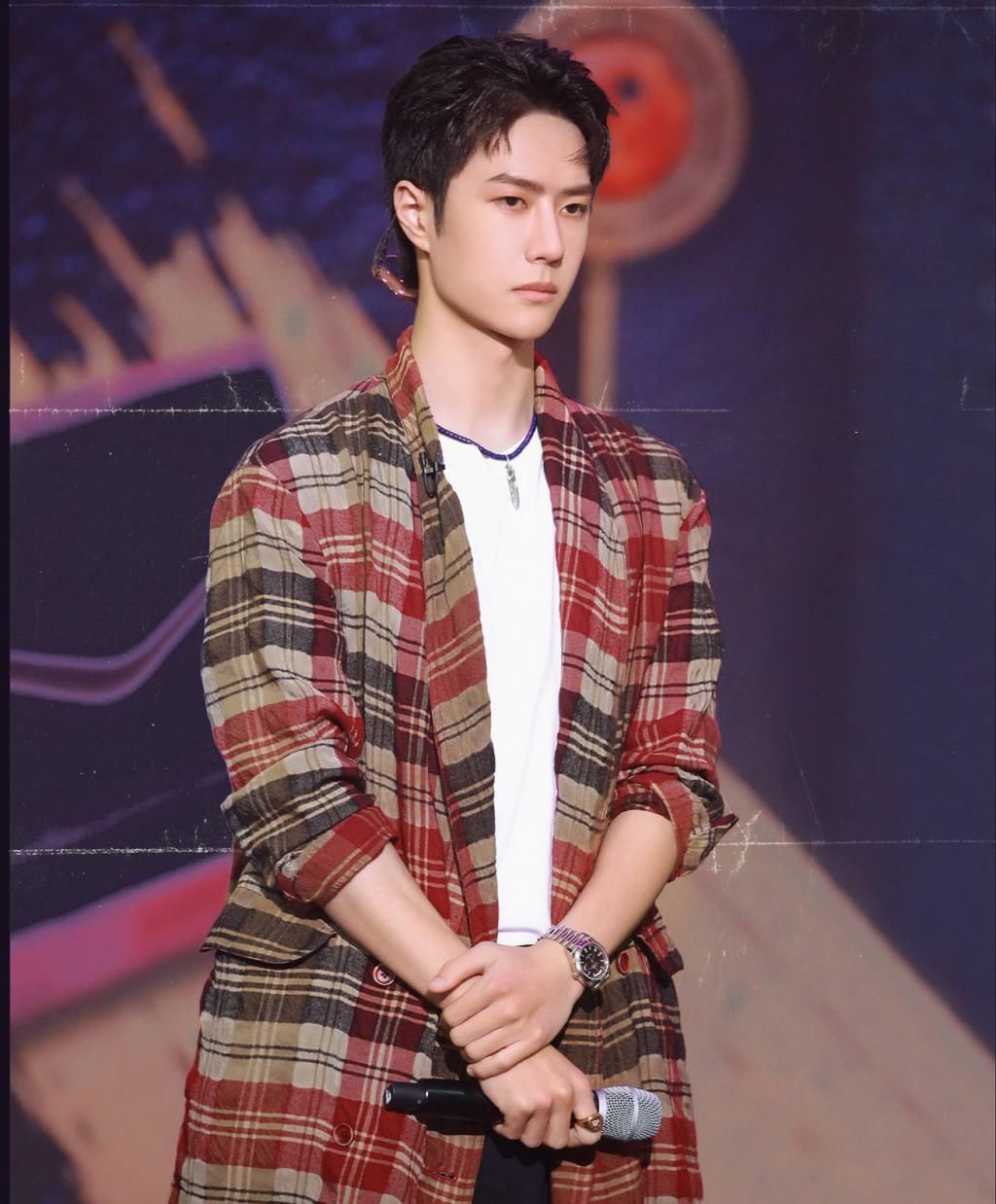  疑似|王一博上综艺鼻音重，疑似又生病了，一个多月身体响起三次警告！