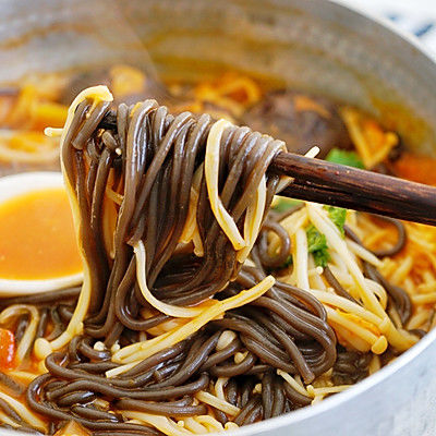 香辣鲜菇蕨根粉｜热气腾腾幸福感