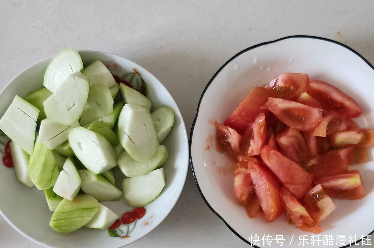 搭配|丝瓜和番茄的完美搭配,简单一炒,开胃下饭,家人都爱吃