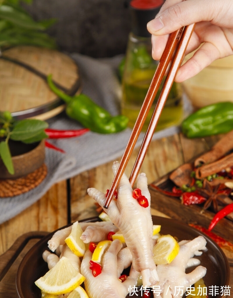 泡椒水|追剧必备零食,2斤鸡爪和1包野山椒在家就能做,酸辣开胃停不了手