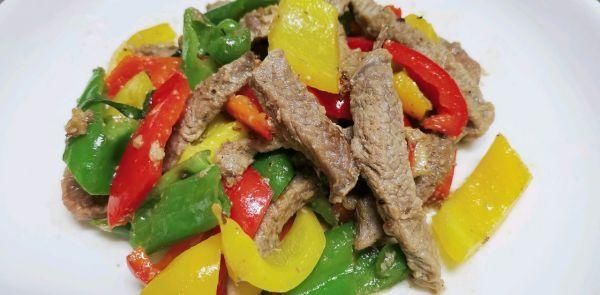 三椒牛柳好吃有诀窍，学会这2个技巧，真费米饭