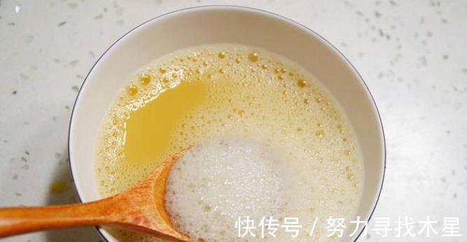 鸡蛋羹直接上锅蒸,难怪不好吃!做好“四步”,又嫩又滑孩子爱吃!