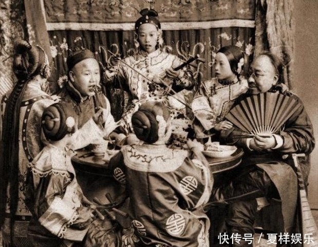 三妻四妾|清末老照片:老百姓饿死街头,王公贵族却三妻四妾,吃饭被人喂!