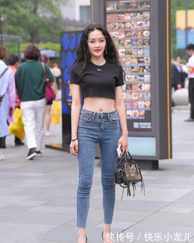 t恤 黑色短款T恤配牛仔裤,更显腰细,一定要搭配出好的身材!