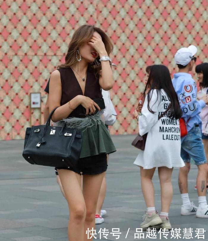 另类|街拍:小姐姐的衣服太另类,风一吹衣服都“跳舞”了