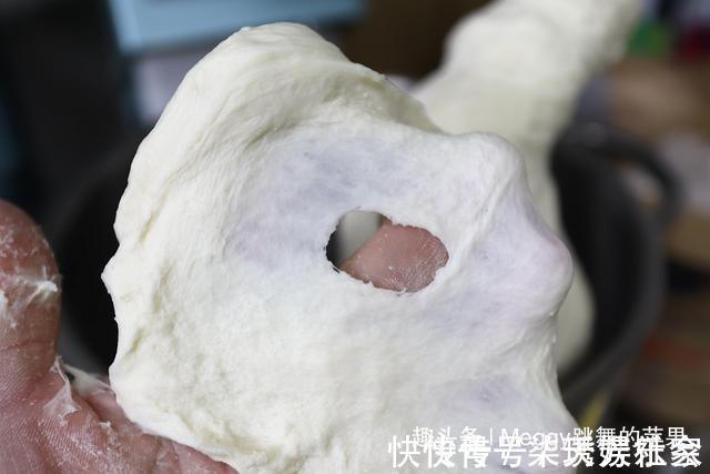 面团|面包没出炉就满屋飘蒜香，早餐零食不愁了，没菜没酱手撕吃一个