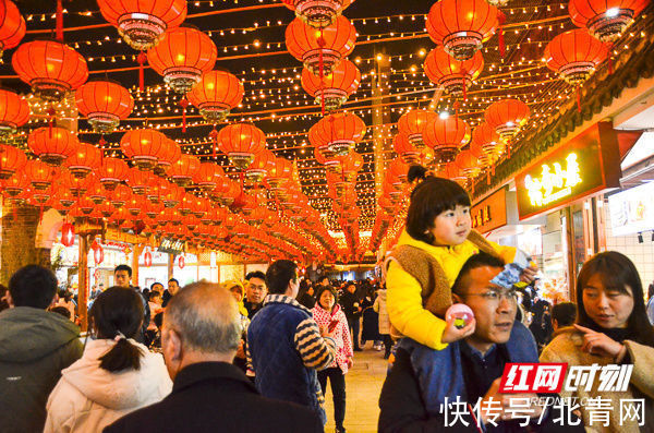 洋湖水街|组图 丨长沙洋湖水街流光溢彩 游人如潮闹元宵