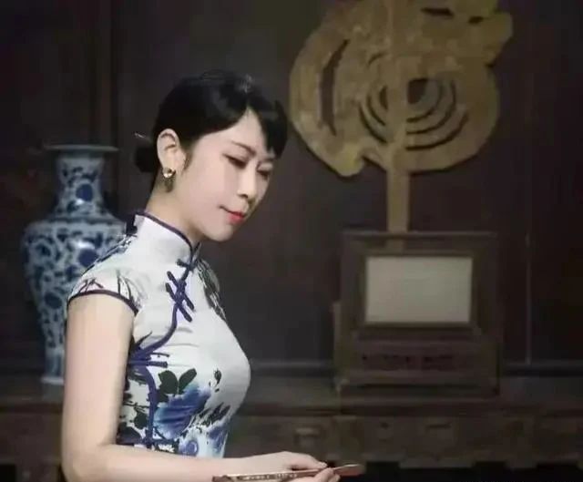 最高奖@她是一位将篆书写到极致的美女,以刀代笔,曾获书法篆刻展最高奖