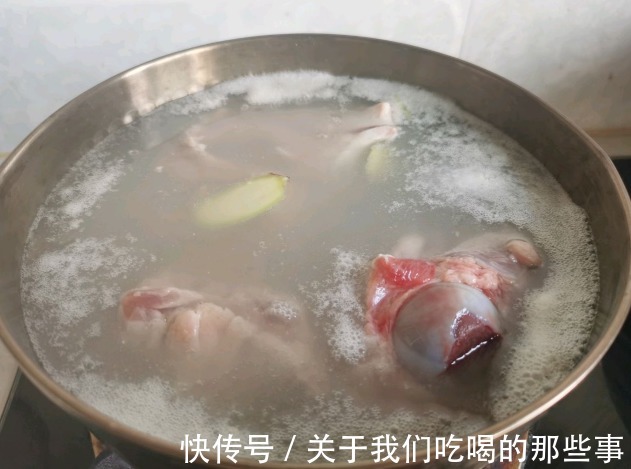 贴秋膘|贴秋膘,尝尝这道“酱骨头”,软烂脱骨,酱香入味,汤汁拌饭好吃
