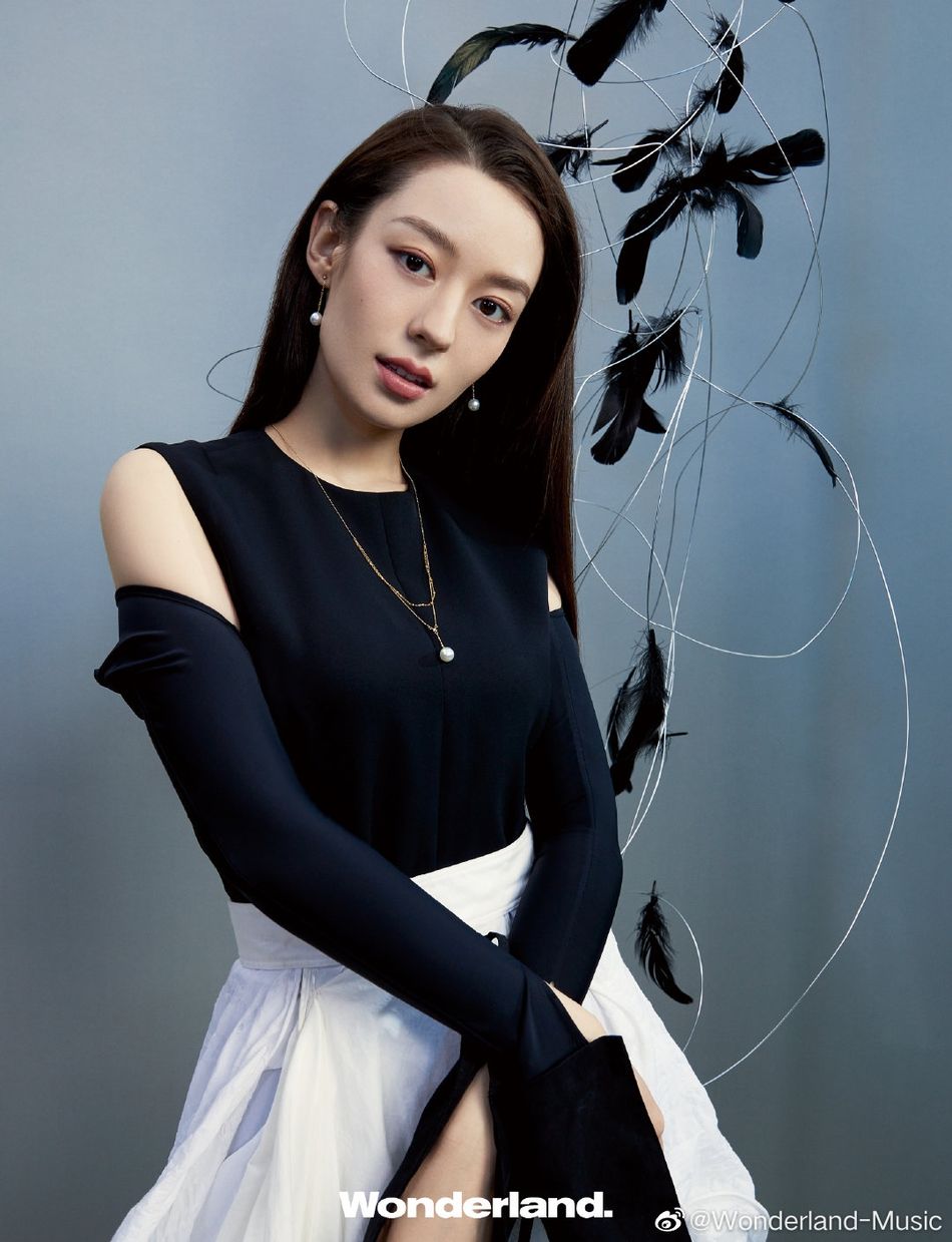 西服套装|吉娜穿黑色西服套装 五官精致气质绝佳